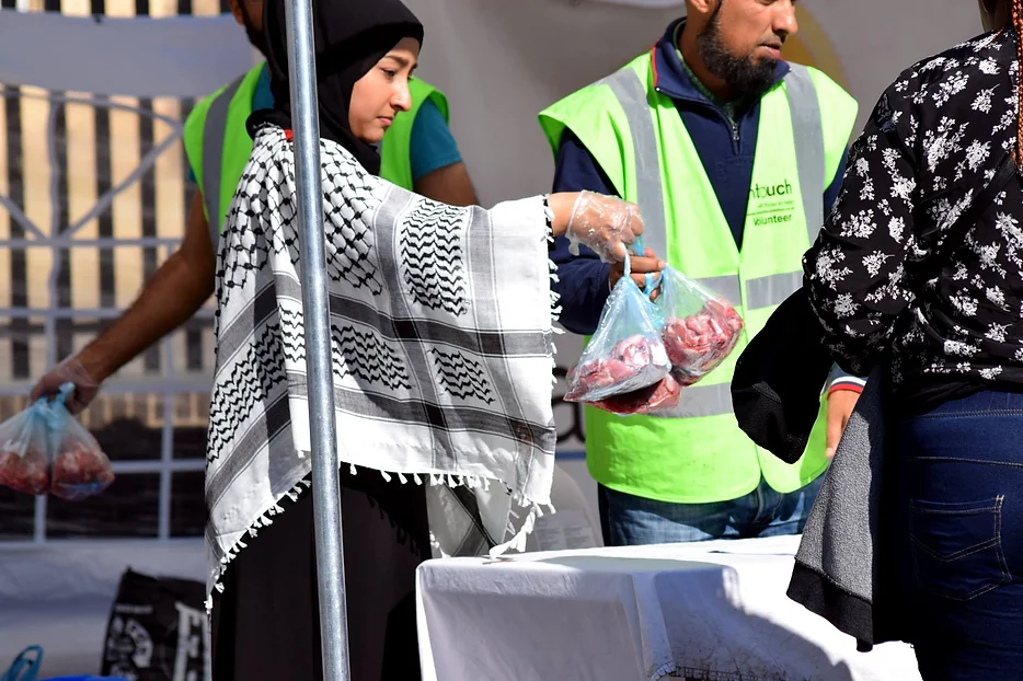 volunteers hard at work handing out hot food